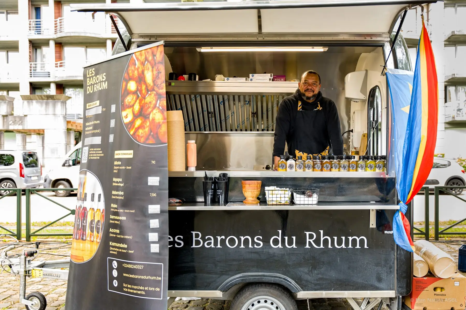 Le stand Les Barons du Rhum, verres alignés sur le comptoir du camion