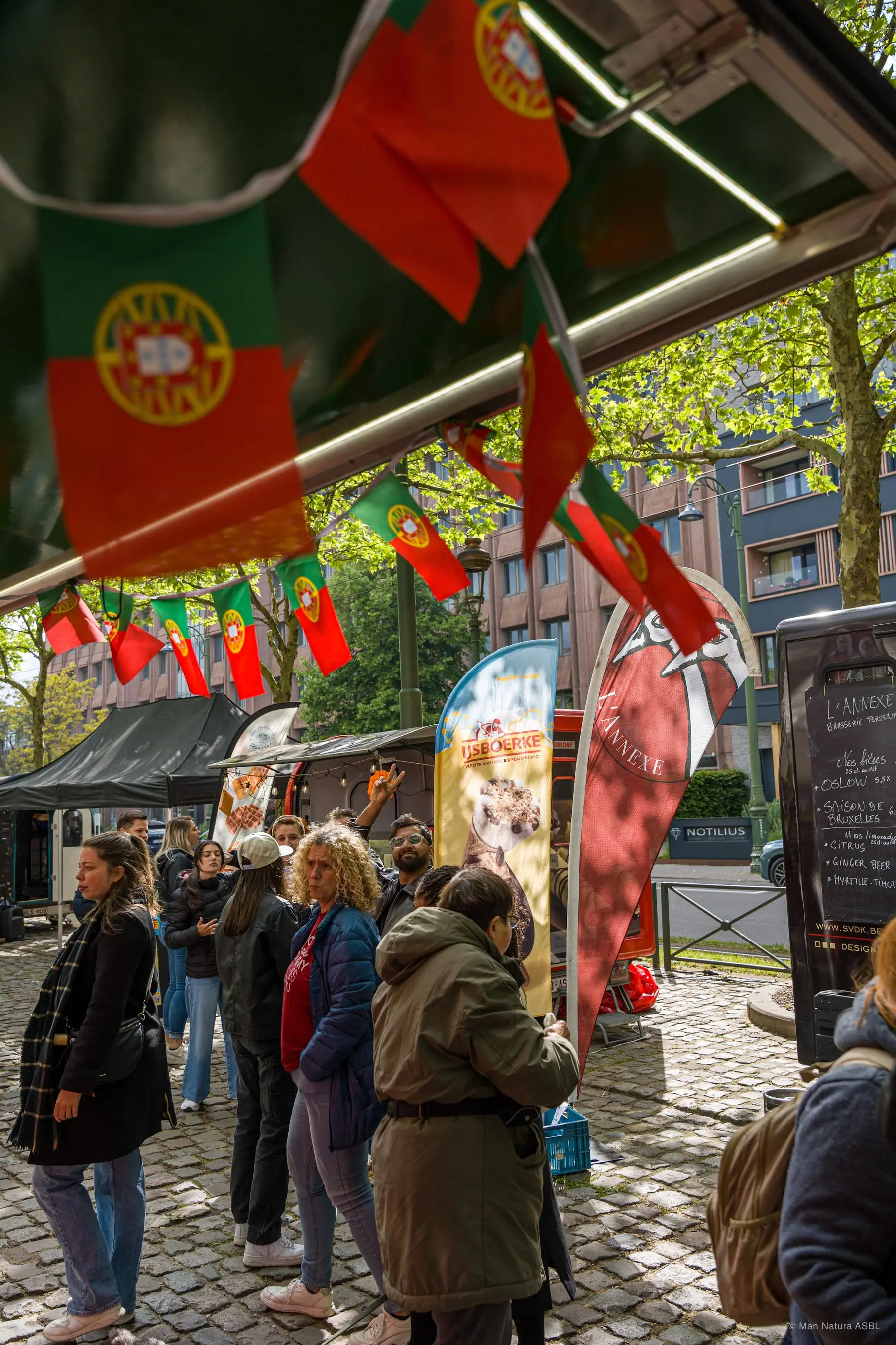 Guirlandes de drapeaux portugais au-dessus des visiteurs attablés