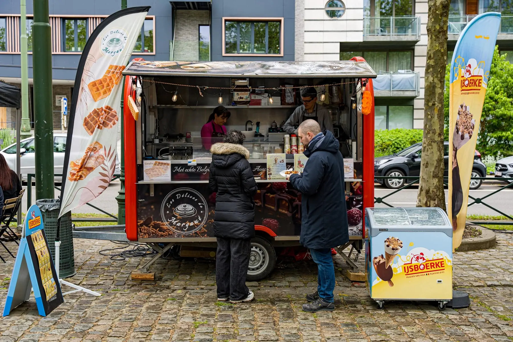 Remorque à gaufres belges et son congélateur à glaces, deux clients au comptoir
