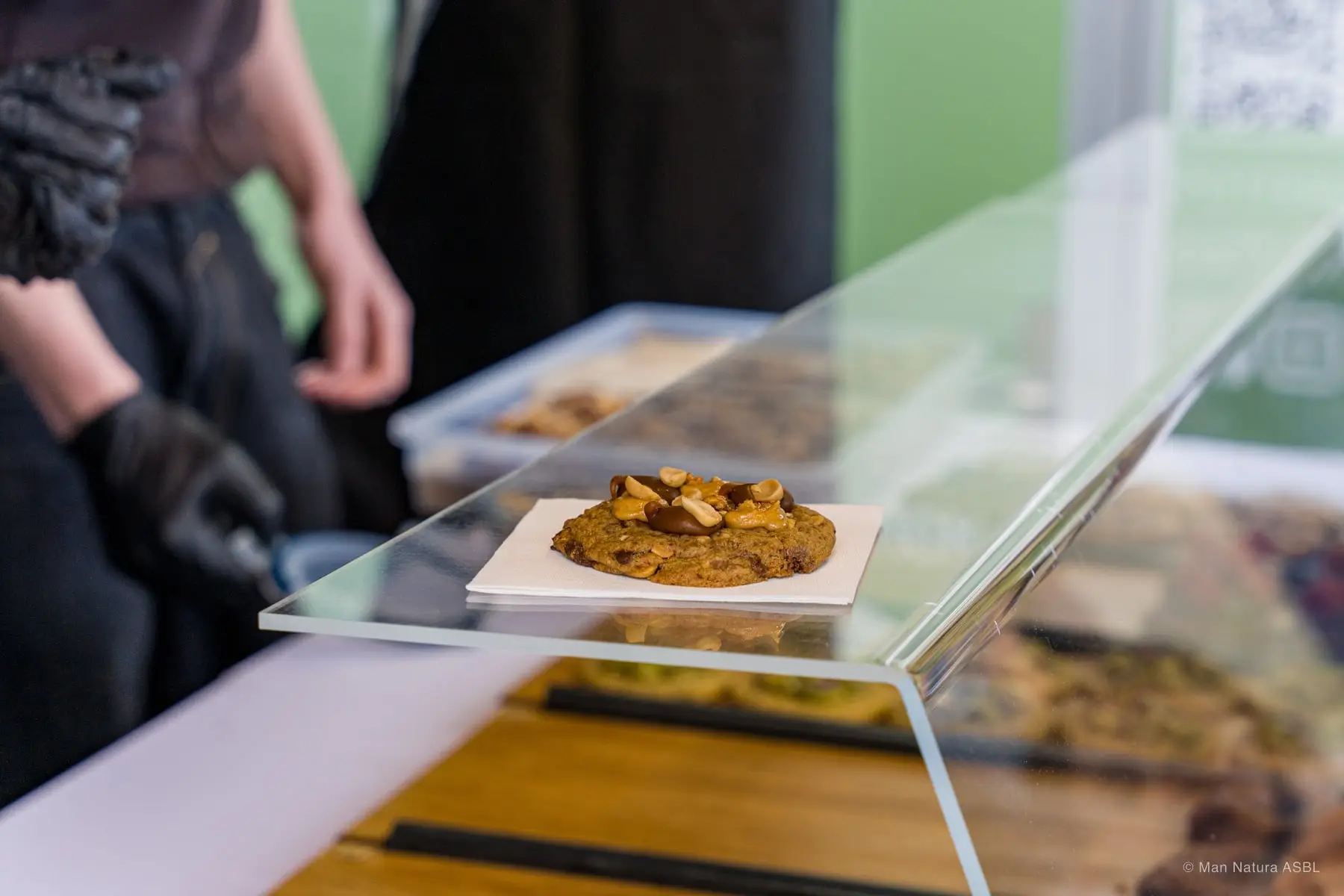 Une assiette présentée en vitrine réfrigérée, le vendeur la sert avec des gants