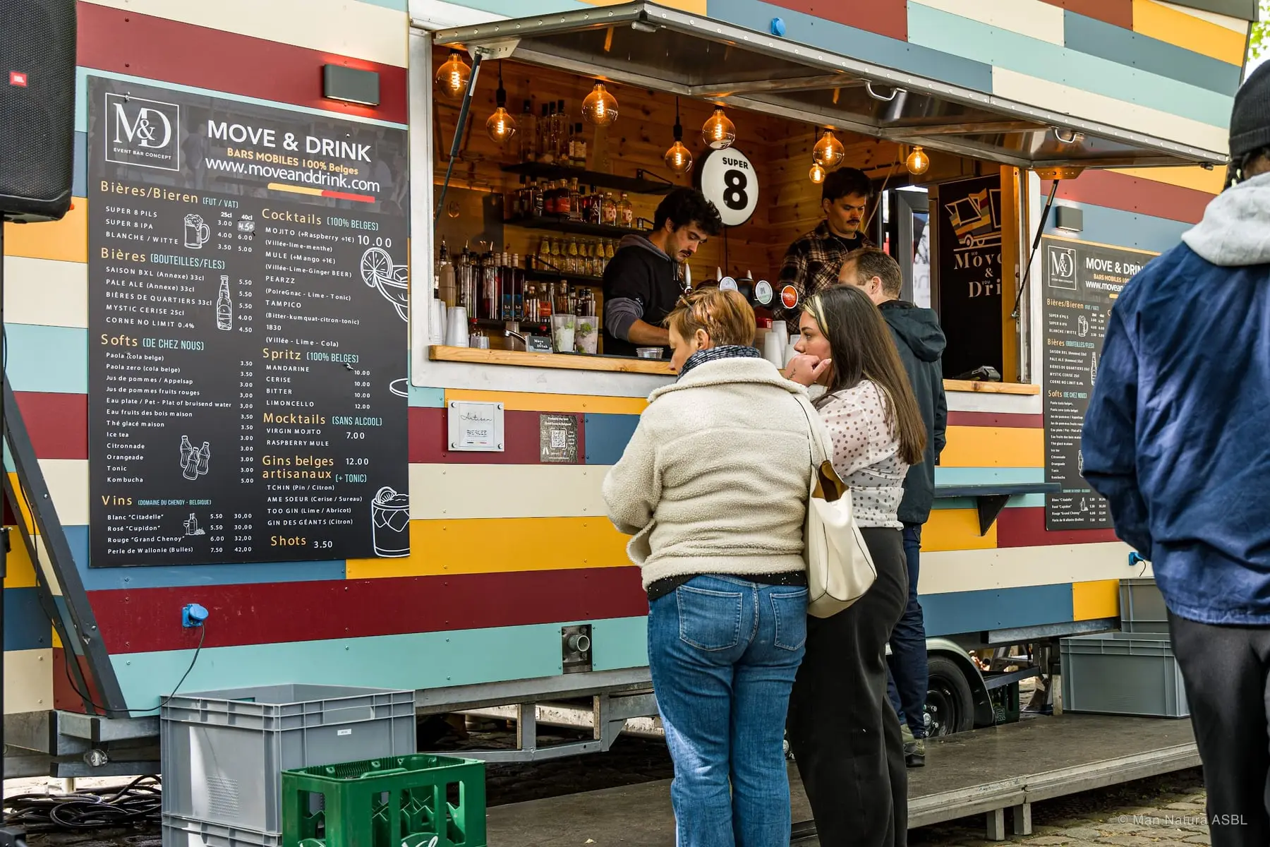 Le bar Move & Drink et sa façade colorée, clients au comptoir