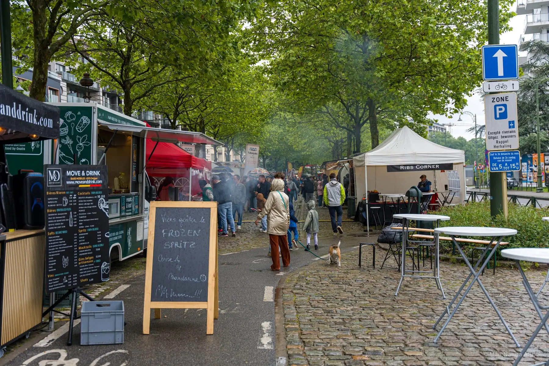 L'allée du festival en fin de journée, terrasses et stands de part et d'autre