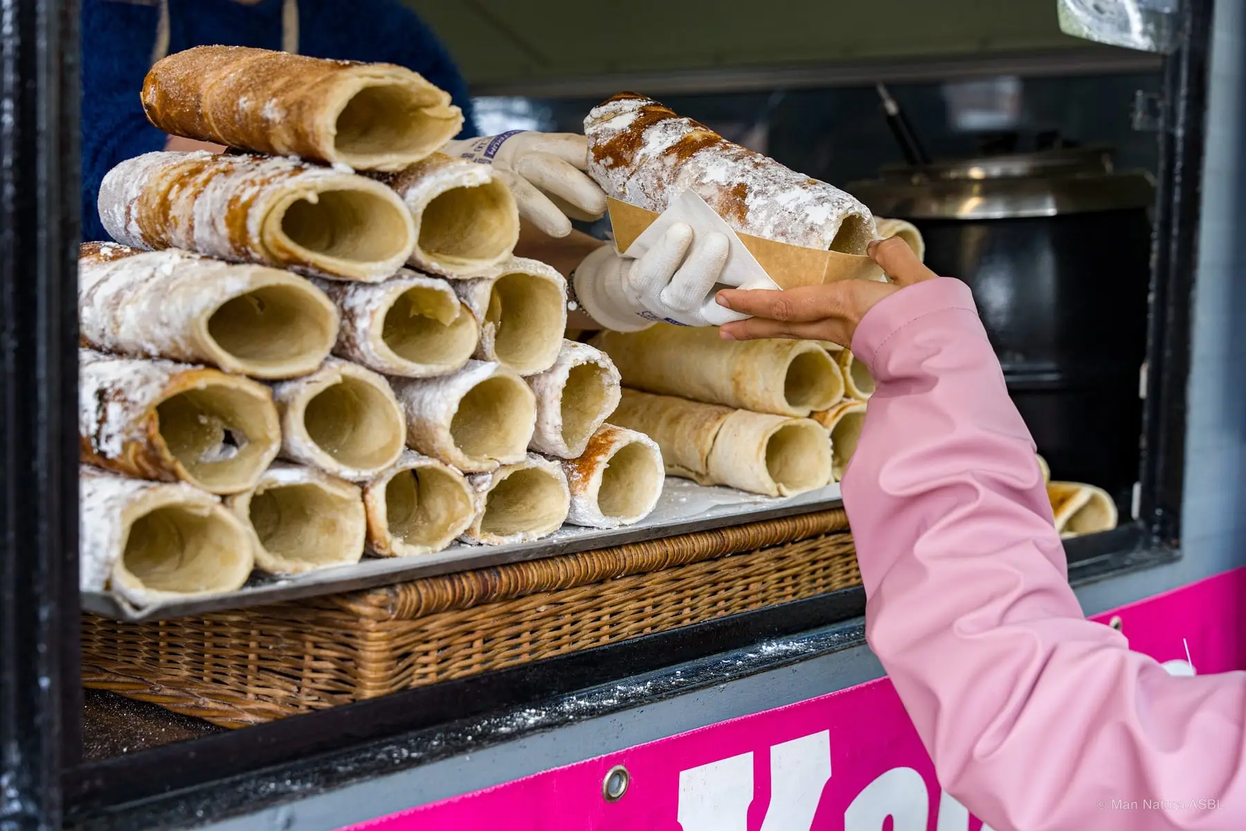 Pile de kürtőskalács, ces gâteaux hongrois en forme de cheminée, servis au comptoir