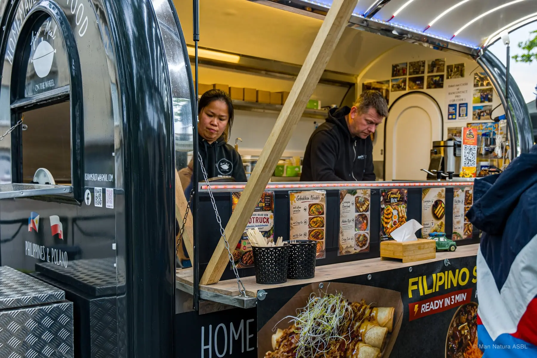 Le comptoir d'un stand de street food philippine, plats affichés au menu